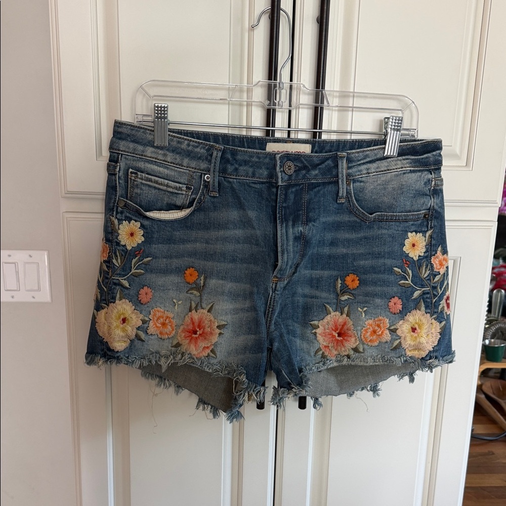 Driftwood floral  Embroidered Denim Shorts size 28